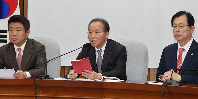 국민의힘 윤재옥 원내대표가 10일 국회에서 원내대책회의를 하고 있다.