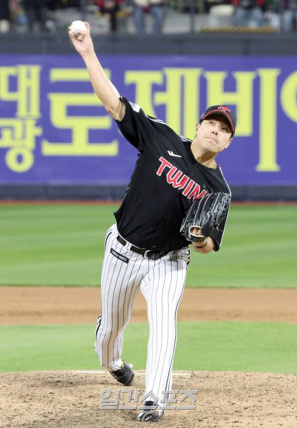 LG 트윈스와 kt위즈의 2023 KBO 한국시리즈 3차전 경기가 10일 오후 수원 KT위즈파크에서 열렸다. LG 투수 김진성이 4회 선발 임찬규에 이어 등판 역투하고있다. 수원=정시종 기자 capa@edaily.co.kr /2023.11.10.