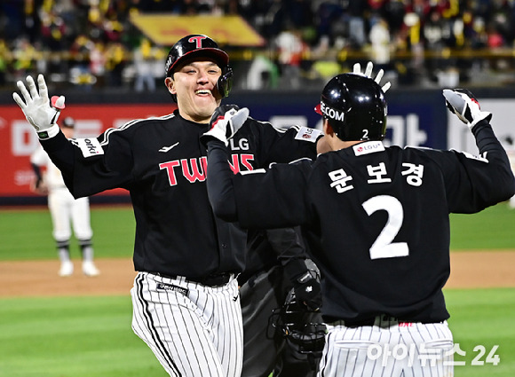 10일 오후 경기도 수원 KT위즈파크에서 열린 '2023 프로야구 KBO리그' 포스트시즌 한국시리즈 3차전 KT 위즈와 LG 트윈스와의 경기가 열렸다. 6회초 무사 1루 LG 박동원이 투런 홈런을 때린 뒤 기뻐하고 있다. [사진=곽영래 기자]