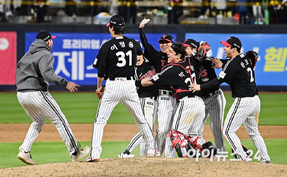 LG 트윈스는 10일 수원 KT 위즈파크에서 열린 KT 위즈와 2023 신한은행 SOL KBO 포스트시즌 한국시리즈 3차전에서 8–7로 승리를 거뒀다. 승리를 거둔 LG 선수들이 기뻐하고 있다. [사진=곽영래 기자]