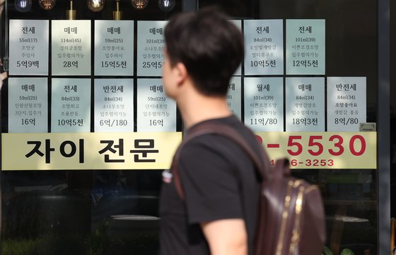 지난 9월 서울 아파트 전세 거래 비중이 최대를 기록했다. 9월 서울 아파트 전월세 거래 1만4022건 중 전세 거래는 8707건으로, 전체의 62.1%를 차지했다.  이는 2021년 5월 전세 비중이 67.2%를 기록한 이후 2년 4개월 만에 가장 높은 수치다. 뉴스1