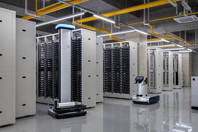 지난 6일 네이버 데이터센터 '각 세종'의 정보기술(IT) 창고에서 서버 관리로봇 '세로(왼쪽)'와 서버 운반 로봇 '가로'가 작동하고 있다. 네이버 제공