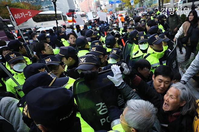 고 강보경 디엘이앤씨 하청노동자의 어머니 이숙련 씨가 전태일 열사 53주기 전국노동자대회를 하루 앞둔 10일 서울 중구 서울고용노동청 앞에서 서대문구 디엘이앤씨 분향소로 행진하던 중 경찰과 충돌하고 있다. 성동훈 기자