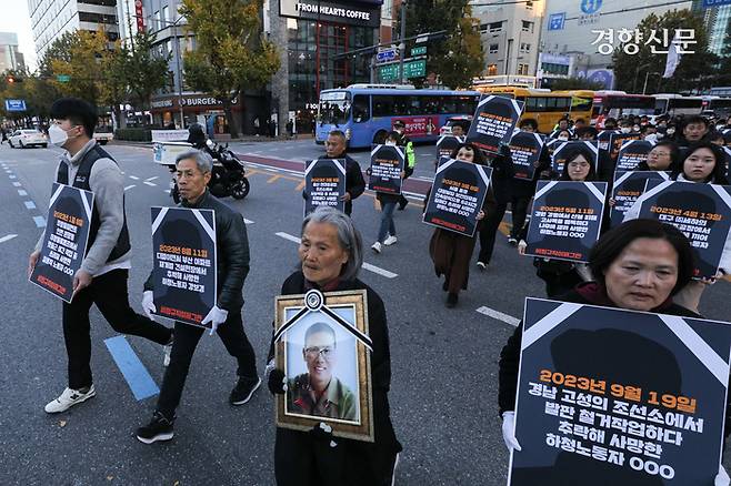 비정규직이제그만공동투쟁 조합원들과 고 강보경 디엘이앤씨 하청노동자의 어머니 이숙련 씨가 전태일 열사 53주기 전국노동자대회를 하루 앞둔 10일 서울 중구 서울고용노동청 앞에서 서대문구 디엘이앤씨 분향소로 행진하고 있다. 성동훈 기자