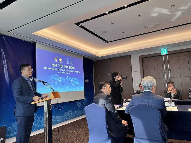 Nguyen Anh Tuan, secretary of the Bac Ninh Provincial Party Committee and head of the Provincial Delegation of National Assembly Deputies, makes an opening remark during a conference with South Korean companies, Thursday. (Park Jun-hee/The Korea Herald)