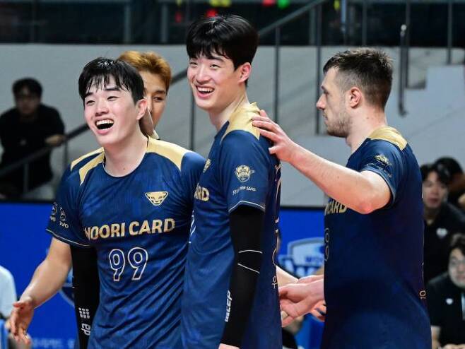팀원들과 기쁨을 나누는 박준혁(가운데). 한국배구연맹(KOVO)