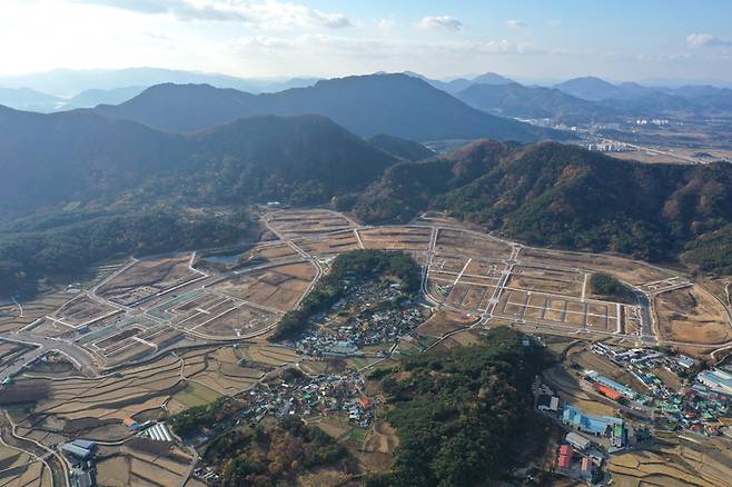 경남 김해시 진례면에 조성 중인 ‘진례 시례지구 도시개발사업’ 전경. 록인김해레스포타운