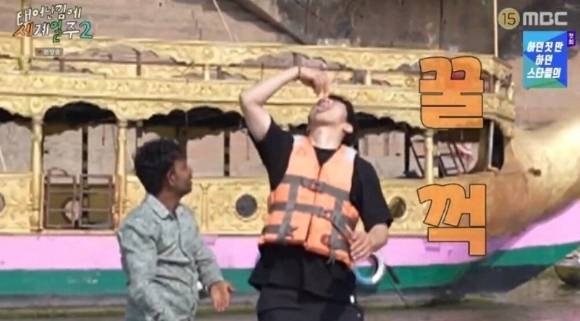 갠지스 강물을 마시고 있는 기안84.