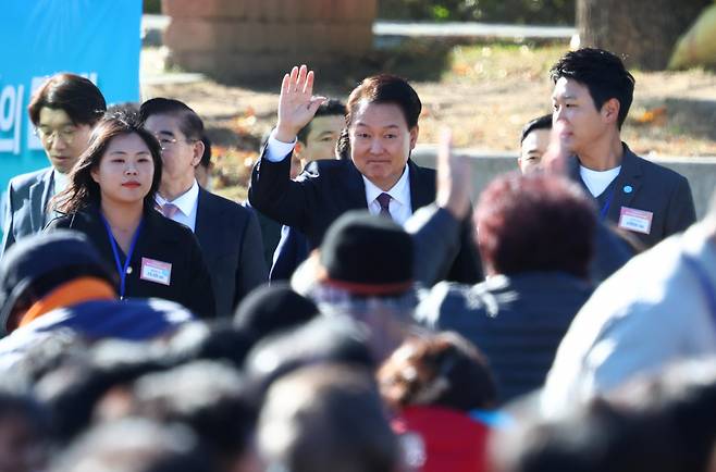 윤석열 대통령이 10일 오후 경기 수원 팔달구 서호 잔디광장에서 열린 제28회 농업인의 날 기념식에 입장하며 손 들어 인사하고 있다. [연합]