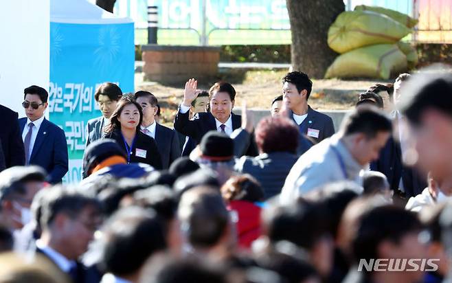 [수원=뉴시스] 전신 기자 = 윤석열 대통령이 10일 경기도 수원 서호잔디광장에서 열린 제28회 농업인의 날 기념식에 입장하고 있다. 2023.11.10. photo1006@newsis.com