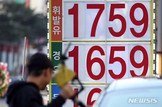 [서울=뉴시스] 김진아 기자 = 국내 주유소의 휘발유 판매가가 3주 연속 하락했다. 28일 한국석유공사 유가정보시스템 오피넷에 따르면 이달 넷째주(22∼26일) 전국 주유소 휘발유 판매가격은 L당 1763.5원을 기록했다. 지난주 대비 11.5원 내렸다. 같은 기간 경유 판매가격은 지난주 대비 4.8원 하락한 1684.5원이었다. 사진은 29일 서울 시내 주유소. 2023.10.29. bluesoda@newsis.com