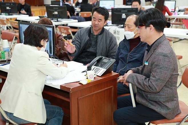 [보은=뉴시스] 안성수 기자 = 10일 충북 보은군청 대회의실에서 열린 '달리는 국민신문고'에서 주민들이 민원 상담을 하고 있다. 달리는 국민신문고는 권익위가 지역 주민을 찾아가 민원 해결을 모색하는 현장 중심 서비스다. (사진=보은군 제공) 2023.11.10. photo@newsis.com *재판매 및 DB 금지