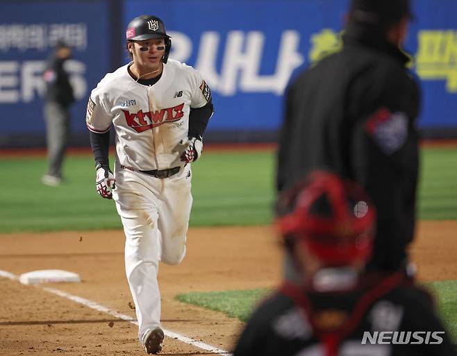 [수원=뉴시스] 김금보 기자 = 10일 오후 경기 수원시 kt위즈파크에서 열린 2023 KBO 한국시리즈 3차전 LG 트윈스와 kt 위즈의 경기, 8회말 1사 2루 kt 박병호가 재재역전 2점 홈런을 치고 베이스를 돌고 있다. 2023.11.10. kgb@newsis.com