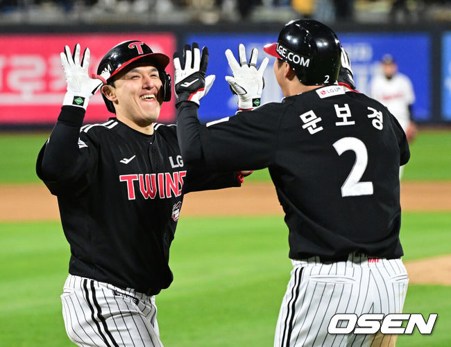 [OSEN=수원, 최규한 기자] 10일 오후 수원 KT위즈파크에서 ‘2023 신한은행 SOL KBO 포스트시즌 한국시리즈’ 3차전 KT 위즈와 LG 트윈스의 경기가 열렸다. 6회초 무사 1루 상황 LG 박동원이 다시 앞서가는 좌월 투런포를 날리고 홈을 밟으며 문보경과 기뻐하고 있다. 2023.11.10 / dreamer@osen.co.kr