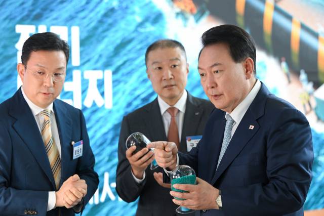 ▲윤석열 대통령은 지난 8월 2일 새만금잼버리대회 개영식에 참석하기 전에 한국의 ‘2차전지 산업 밸리’로 거듭나고 있는 새만금 국가산업단지를 찾아 “기업이 마음껏 투자할 수 있게 지원을 아끼지 않겠다”고 밝혔다 ⓒ연합뉴스
