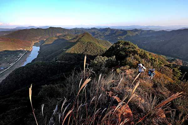 어깨산 정상 근처 능선에 올라서자 조망이&nbsp;트이기 시작했다.