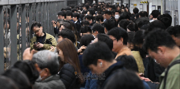 서울교통공사노동조합이 경고 파업에 돌입한 9일 서울 광화문역 승강장에서 퇴근하는 시민들이 지하철을 기다리고 있다. 홍윤기 기자