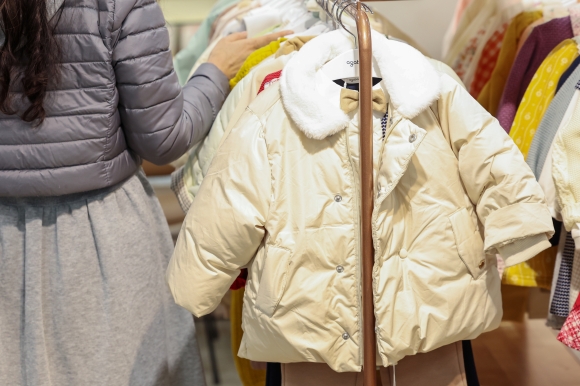 ‘따뜻한 옷 사줘야지’ - 최근 날씨가 급격히 추워진 가운데 9일 서울 시내 한 대형마트 아동복 가게에서 시민들이 패딩점퍼를 고르고 있다. 2023.11.9 연합뉴스