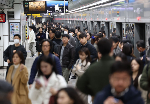 서울교통공사 노조 파업 이틀째인 10일 오전 서울 지하철 광화문역에서 시민들이 열차에서 내리고 있다. 연합뉴스