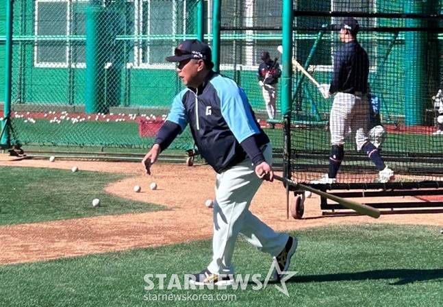 김광수 롯데 벤치코치가 선수들을 지도하고 있다. /사진=양정웅 기자