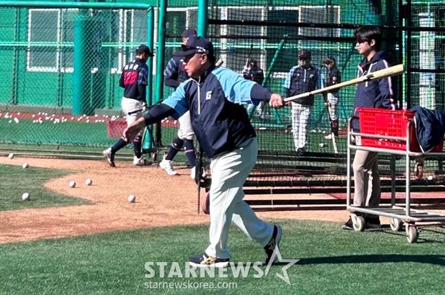 김광수 롯데 벤치코치가 선수들을 지도하고 있다. /사진=양정웅 기자