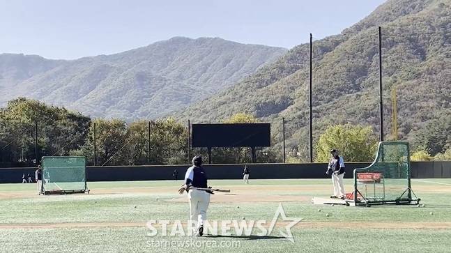 김광수 롯데 벤치코치가 선수들에게 펑고를 쳐주고 있다. /사진=양정웅 기자