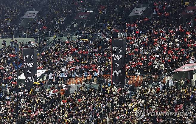 KS 2차전, 응원 나선 야구팬들 (서울=연합뉴스) 김성민 기자 = 8일 서울 잠실야구장에서 열린 2023 KBO 한국시리즈 2차전 kt wiz와 LG 트윈스의 경기에서 관중들이 응원하고 있다. 앞서 한국야구위원회(KBO) 사무국은 한국시리즈 2차전 2만3천750석이 모두 팔렸다고 밝혔다. 2023.11.8 ksm7976@yna.co.kr