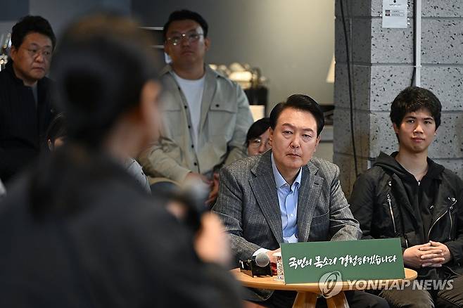 국민 발언 메모하는 윤석열 대통령 (서울=연합뉴스) 진성철 기자 = 윤석열 대통령이 1일 서울 마포구 한 카페에서 주부, 회사원, 소상공인 등이 참석한 가운데 열린 제21차 비상경제민생회의에서 참석자들의 발언을 경청하며 메모하고 있다.  2023.11.1   [대통령실 제공. 재판매 및 DB 금지] zjin@yna.co.kr