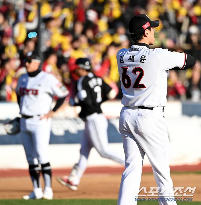 11일 수원KT위즈파크에서 열린 한국시리즈 4차전 LG와 KT의 경기, 6회초 1사 1루 LG 문보경이 2점홈런을 날렸다. 홈런을 허용한 KT 김재윤이 아쉬워하고 있다. 수원=허상욱 기자wook@sportschosun.com/2023.11.11/