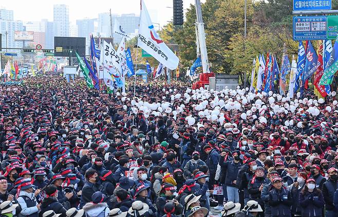 11일 오후 서울 영등포구 여의대로에서 한국노동조합총연맹 주최 전국노동자대회가 열리고 있다. 2023.11.11/뉴스1