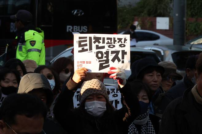 민주노총·윤석열정권퇴진운동본부 주최로 11일 오후 서울 서대문역 네거리 일대에서 열린 ‘윤석열 정권 퇴진 총궐기’가 끝나고 참석자들이 용산 대통령실 방향으로 행진하고 있다. 김혜윤 기자