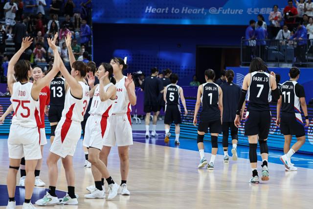 여자 농구 대표팀이 10월 3일 중국 항저우 올림픽 스포츠센터 체육관에서 열린 항저우 아시안게임 여자 농구 준결승에서 일본에 패한 후 경기장을 나서고 있다. 뉴스1