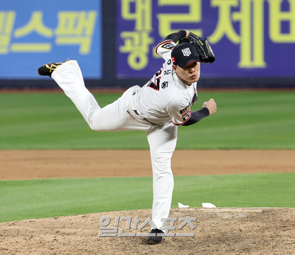 LG 트윈스와 kt위즈의 2023 KBO 한국시리즈 3차전 경기가 10일 오후 수원 KT위즈파크에서 열렸다. kt 투수 이상동이 6회 등판 역투하고있다. 수원=정시종 기자 capa@edaily.co.kr /2023.11.10.