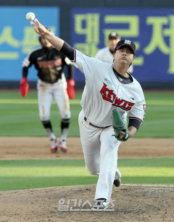 LG 트윈스와 kt위즈의 2023 KBO 한국시리즈 4차전 경기가 11일 오후 수원 KT위즈파크에서 열렸다. KT 투수 김민이 7회 등판 역투하고있다. 수원=정시종 기자 capa@edaily.co.kr /2023.11.11.