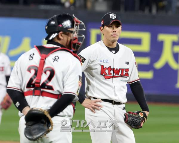 LG 트윈스와 kt위즈의 2023 KBO 한국시리즈 3차전 경기가 10일 오후 수원 KT위즈파크에서 열렸다. KT 마무리 김재윤이 9회 LG 오지환에게 역전 3점 홈런을 허용한뒤 아쉬워 하고있다. 수원=정시종 기자 capa@edaily.co.kr /2023.11.10.