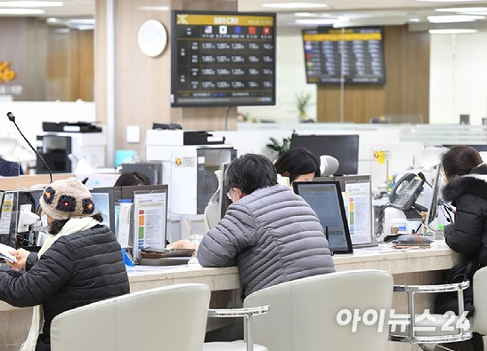 은행 창구에서 고객들이 상담받고 있다. [사진=정소희 기자]