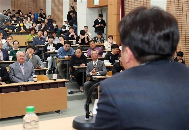 인요한 국민의힘 혁신위원장(앞줄 왼쪽)이 지난 4일 오후 부산 경성대 중앙도서관에서 열린 이준석 전 대표, 이언주 전 의원이 진행하는 '바보야 문제는 정치야 토크콘서트'에 참석해 있다. /사진=뉴스1