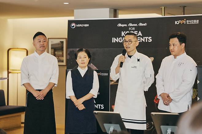 From left: Korean contemporary restaurant Onjium head chef Park Sung-bae, Onjium food studio head artisan Cho Eun-hee, Mingles head chef Kang Min-goo and Joo Ok head chef Shin Chang-ho speak during the Korean Food Promotion Institution's "Shape, Share, Start: For Korea Ingredients" event held in Seoul on Nov. 3. (Korean Food Promotion Institution)