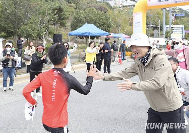 김대중 교육감이 도착 지점에 들어서는 학생을 격려하고 있다. 사진=전남교육청