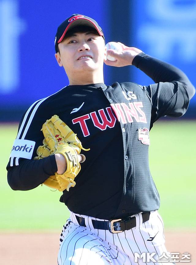 LG 투수 김윤식이 한국시리즈 4차전에서 투구하고 있다. 사진(수원)=김영구 기자