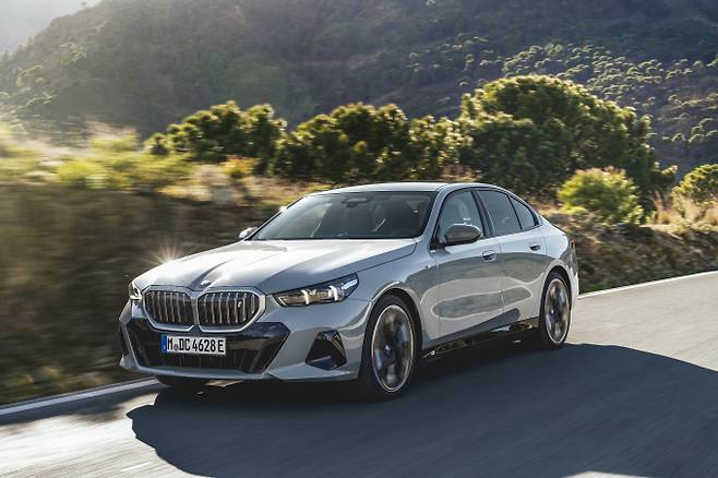 국내 수입차시장에서 벤츠코리아와 BMW코리아의 1위 경쟁이 치열하다. 사진은 BMW 뉴 5시리즈. /사진=BMW코리아