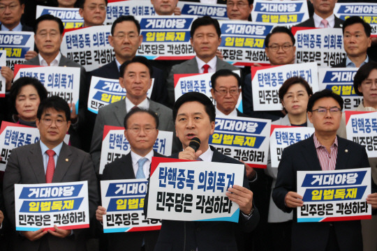 국민의힘 김기현 대표가 9일 국회 본청 앞 계단에서 열린 ‘탄핵 남발 민주당 규탄대회’에서 규탄사를 하고 있다. 연합뉴스