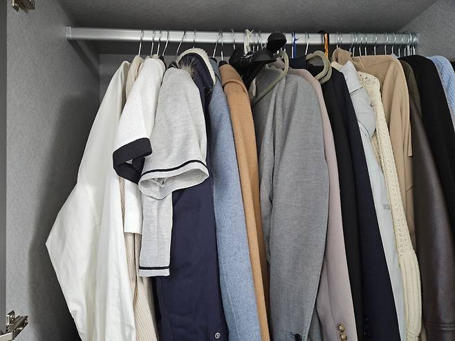 반소매와 털외투가 함께 걸린 옷장 [독자 제공]