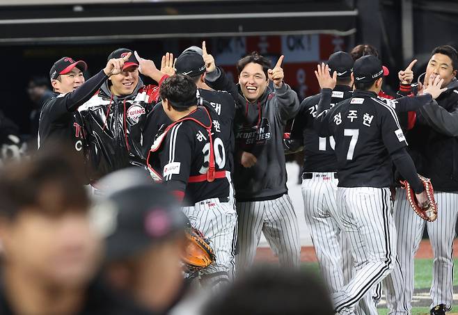 11일 경기도 수원케이티위즈파크에서 열린 2023 KBO 한국시리즈 4차전 LG 트윈스와 kt wiz의 경기. 15-4로 승리한 LG 선수들이 기뻐하고 있다. [연합]