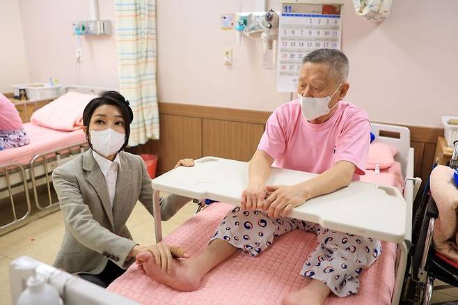 [서울=뉴시스] 윤석열 대통령 부인 김건희 여사가 7일 전남 고흥 국립소록도병원을 방문해 치료병동에 입원한 환자와 대화하고 있다. (사진=대통령실 제공) 2023.11.08. photo@newsis.com *재판매 및 DB 금지