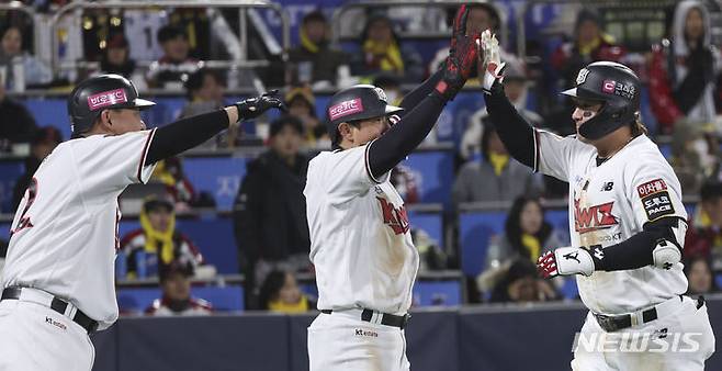 [수원=뉴시스] 김근수 기자 = 10일 오후 경기 수원시 kt위즈파크에서 열린 2023 KBO 한국시리즈 3차전 LG 트윈스와 kt 위즈의 경기, 8회말 1사 주자 2루 상황 kt 박병호가 역전 투런홈런을 치고 기뻐하고 있다. 2023.11.10. ks@newsis.com