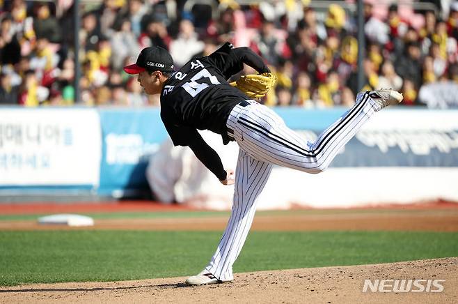 [수원=뉴시스] 김금보 기자 = 11일 오후 경기 수원시 kt위즈파크에서 열린 2023 KBO 한국시리즈 4차전 LG 트윈스와 kt 위즈의 경기, 1회말 LG 선발 김윤식이 공을 던지고 있다. 2023.11.11. kgb@newsis.com