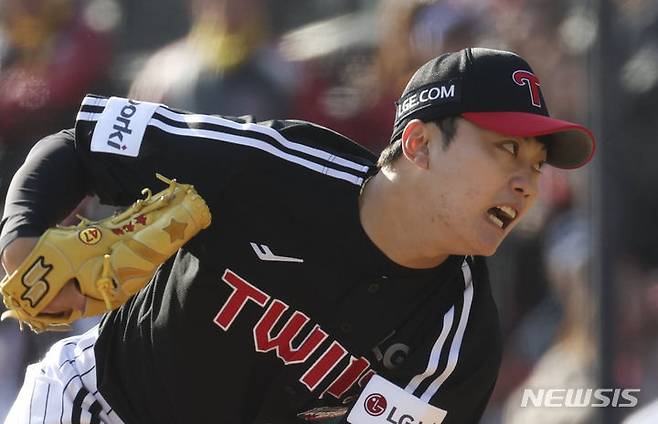 [수원=뉴시스] 김근수 기자 = 11일 오후 경기 수원시 kt위즈파크에서 열린 2023 KBO 한국시리즈 4차전 LG 트윈스와 kt 위즈의 경기, 1회말 LG 선발 김윤식이 역투하고 있다. 2023.11.11. ks@newsis.com