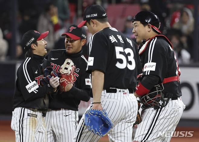 [수원=뉴시스] 김근수 기자 = 11일 오후 경기 수원시 kt위즈파크에서 열린 2023 KBO 한국시리즈 4차전 LG 트윈스와 kt 위즈의 경기, 15대 4로 LG 트윈스가 승리를 거둔 뒤 선수들끼리 기뻐하고 있다. 2023.11.11. ks@newsis.com