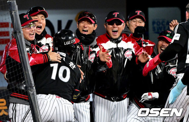 [OSEN=수원, 최규한 기자] 10일 오후 수원 KT위즈파크에서 ‘2023 신한은행 SOL KBO 포스트시즌 한국시리즈’ 3차전 KT 위즈와 LG 트윈스의 경기가 열렸다. 9회초 2사 1, 2루 상황 LG 오지환이 역전 우월 스리런포를 날리고 홈을 밟은 뒤 염경엽 감독을 비롯한 코칭스태프와 기뻐하고 있다. 2023.11.10 / dreamer@osen.co.kr